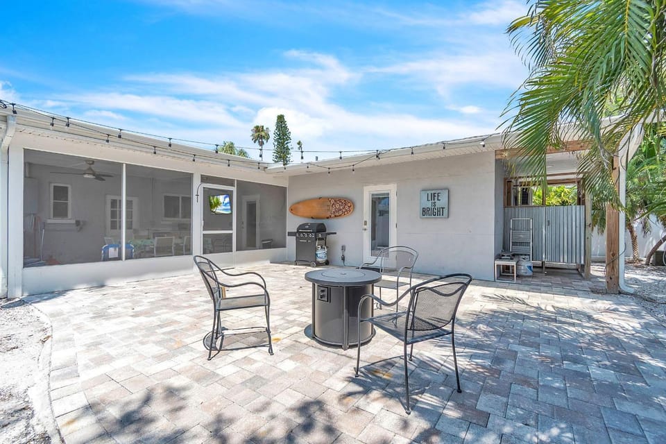 Sunsets and Sand Beach Getaway House in Indian Rocks Beach