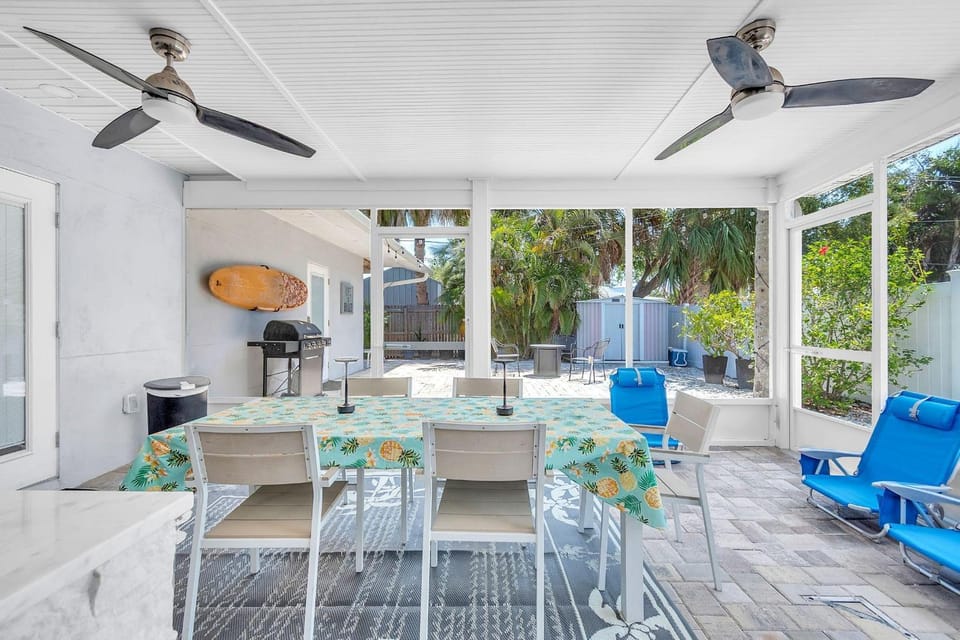 Sunsets and Sand Beach Getaway House in Indian Rocks Beach
