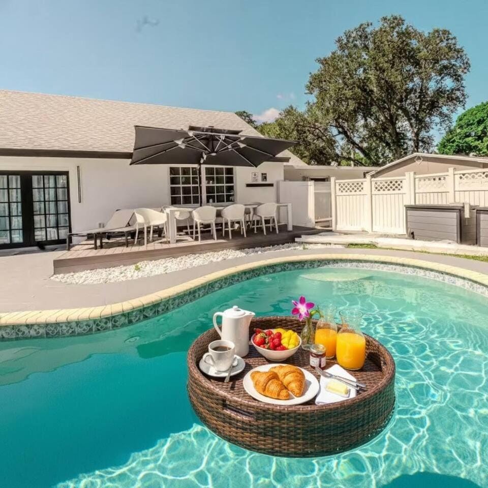 Food and drinks, Dining area, Food, Pool view, Swimming pool, sunbed