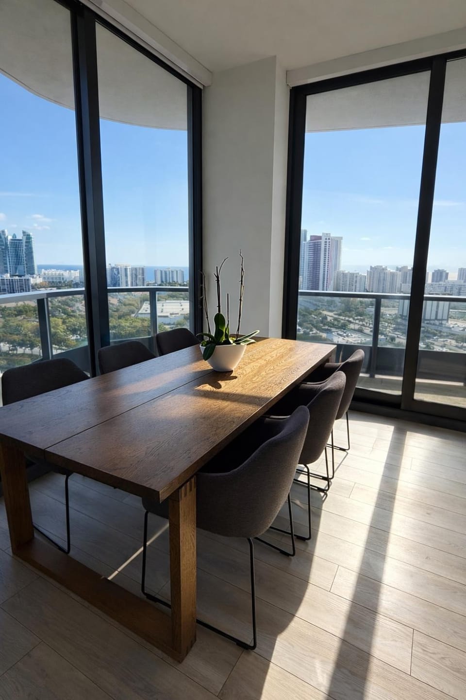 Large 3BR / pool / gym / Jacuzzi / Sauna / grill Apartment in Hallandale Beach