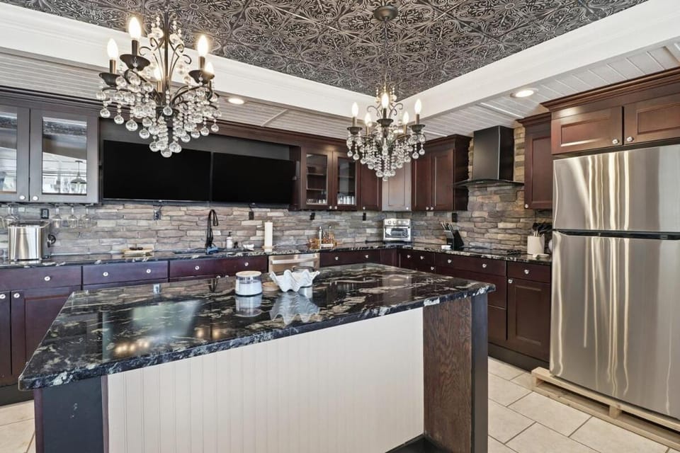 Crystal River Waterfront 5BR w Dock - Sleeps 11 - Bayshore Getaway House in Crystal River