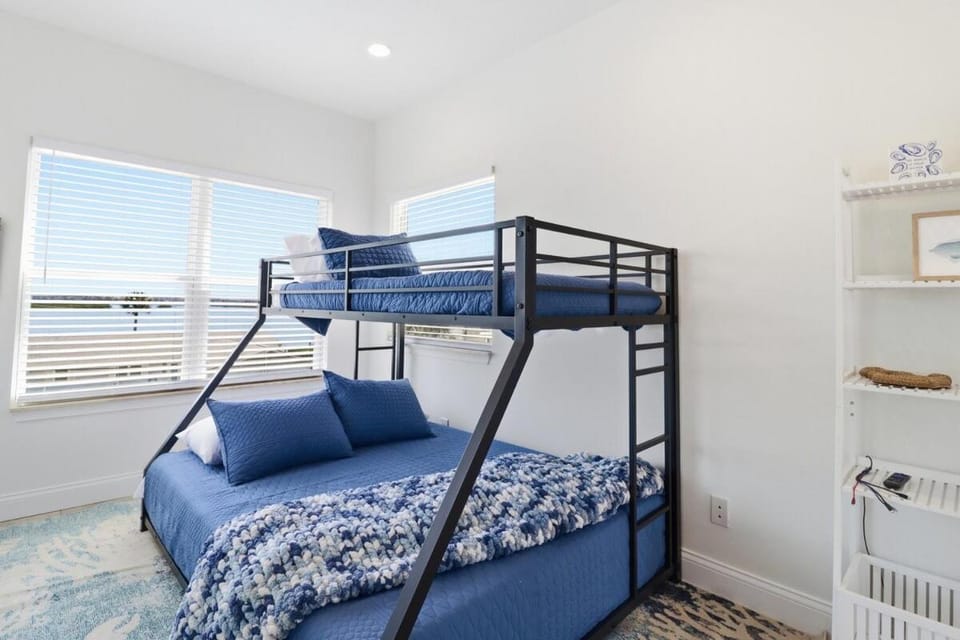 Crystal River Waterfront 5BR w Dock - Sleeps 11 - Bayshore Getaway House in Crystal River