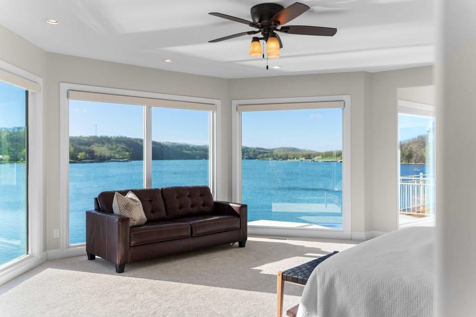 Sunrise Shores Estate - Luxury Lakefront - 4BD-4BA-4500 SQ FT-Sleeps 12-14 PPL House in Ozark Mountains
