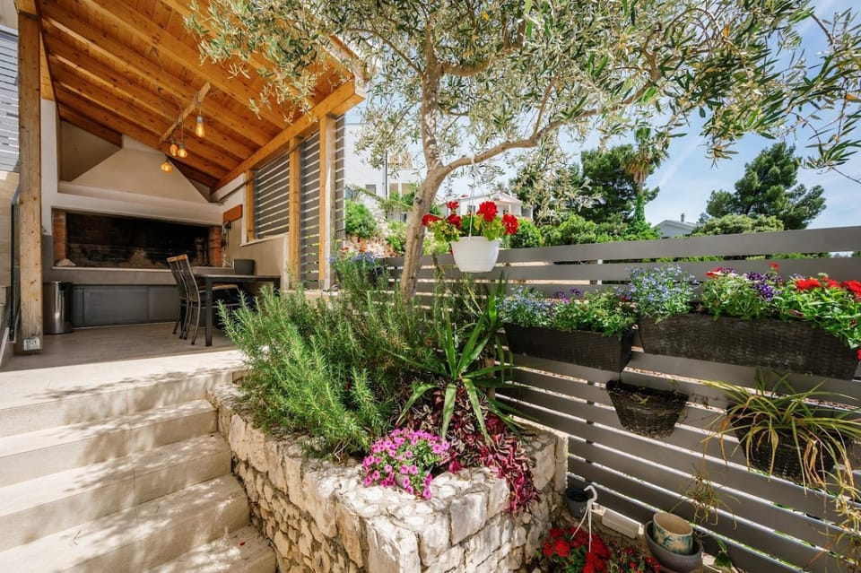Garden, fireplace