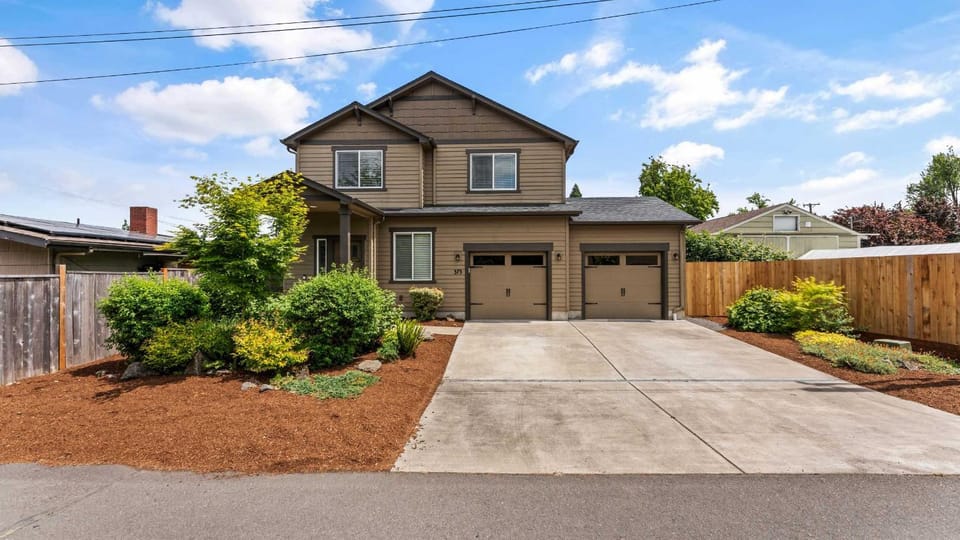 Spacious home centrally located by Science Center House in Eugene