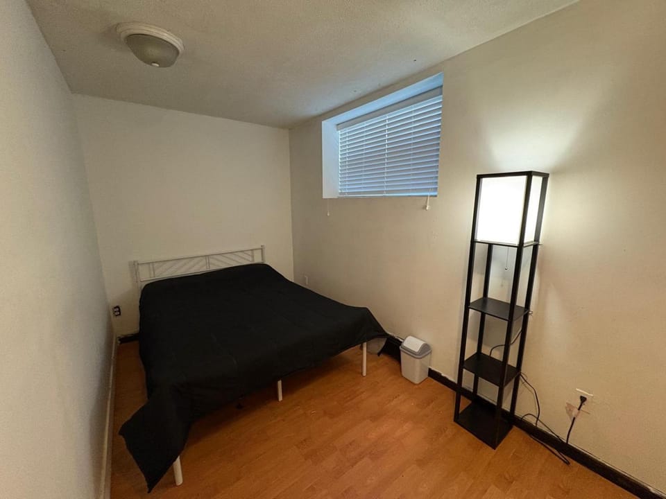 King George Corridor Modern Room - Easy Transit & Free Parking Vacation rental in Surrey