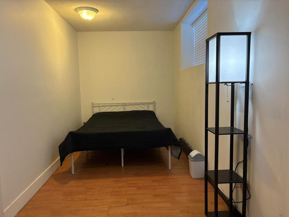 King George Corridor Modern Room - Easy Transit & Free Parking Vacation rental in Surrey