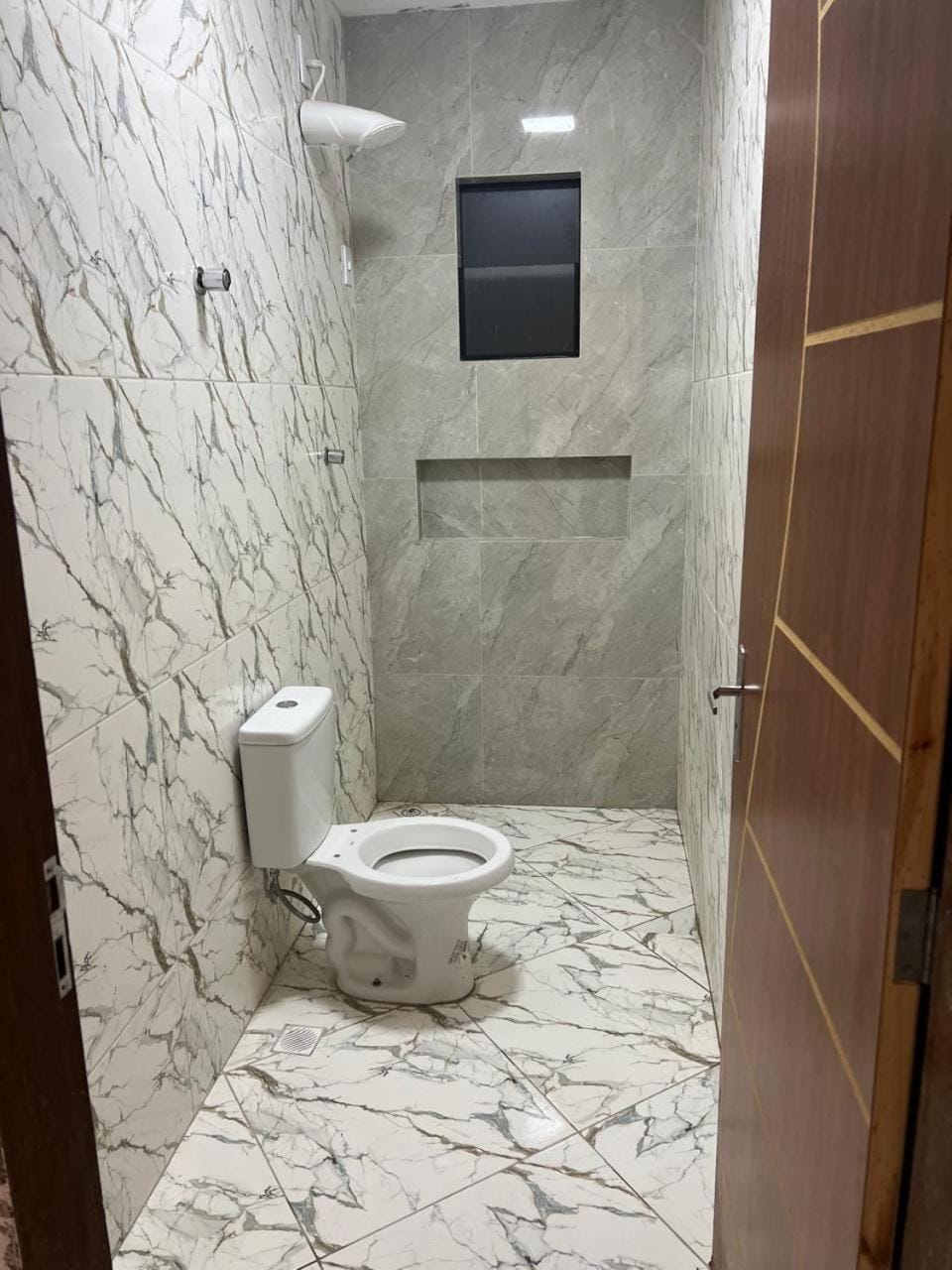 Casa com banheira e porcelanato em Campina Grande House in Campina Grande