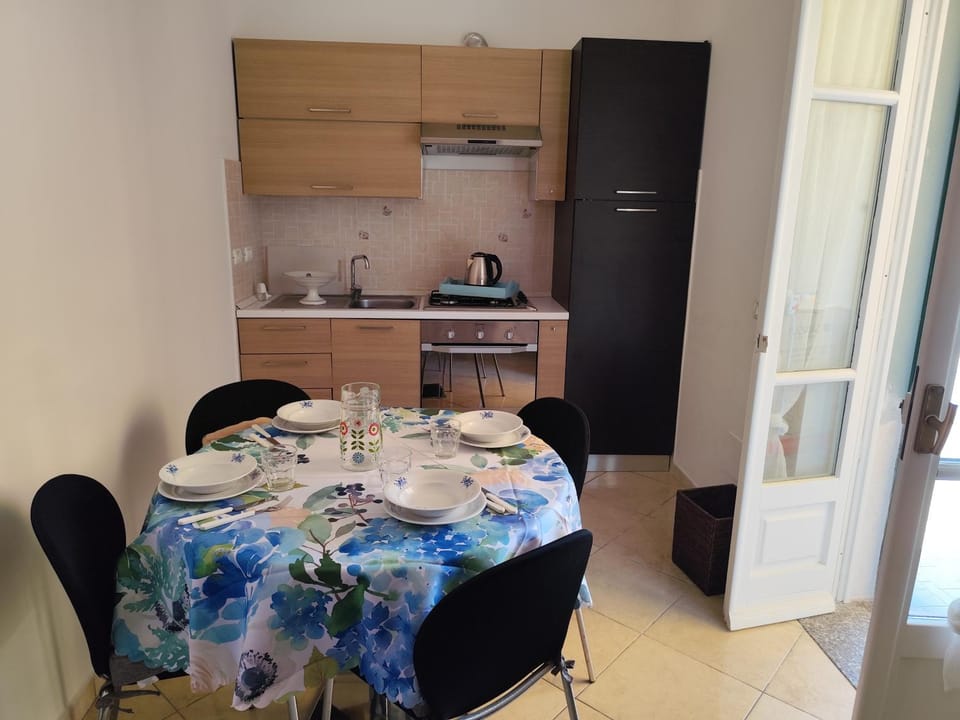 Kitchen or kitchenette, Dining area, oven, pet friendly, stove