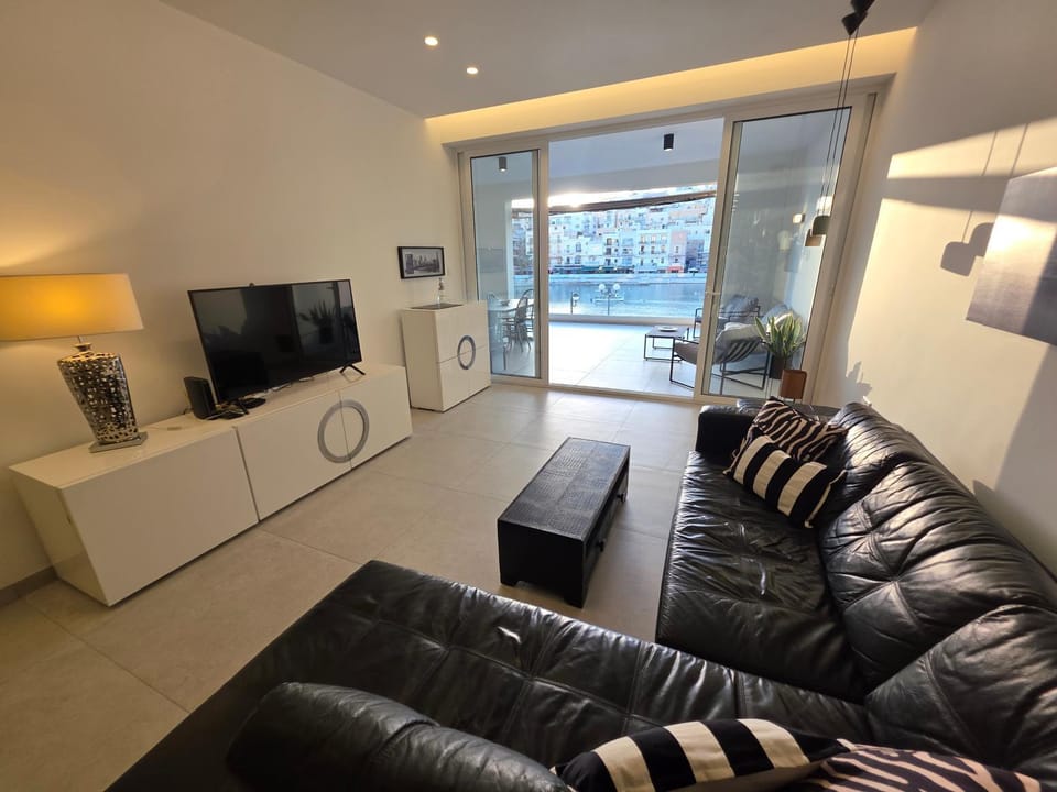 Luxury Waterfront 3BR Apartment with Large Terrace Apartment in Marsaskala