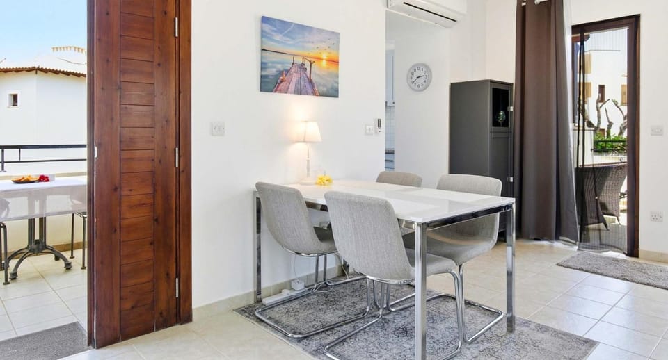 Kitchen or kitchenette, Seating area, Dining area