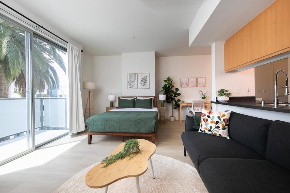 Central Penthouse Studio with Free Parking Apartment in Santa Monica