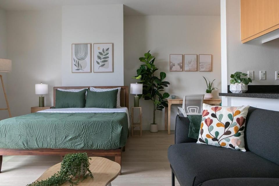 Central Penthouse Studio with Free Parking Apartment in Santa Monica