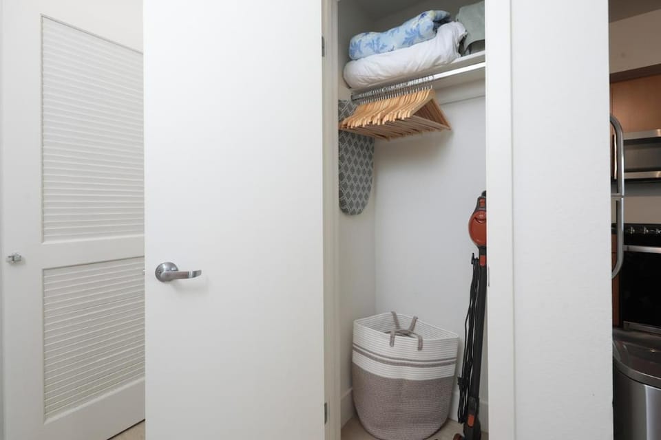 Central Penthouse Studio with Free Parking Apartment in Santa Monica