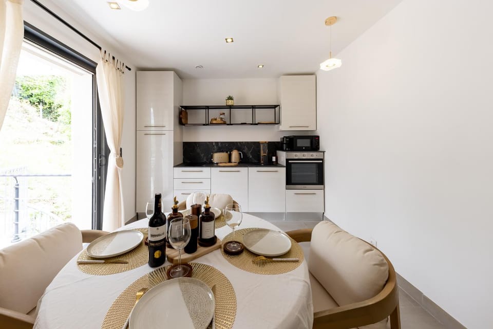 Appartement Design avec Grande Terrasse, BBC & vue verdure -4pers Apartment in French Riviera
