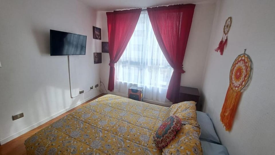 Bed, TV and multimedia, Photo of the whole room, Bedroom