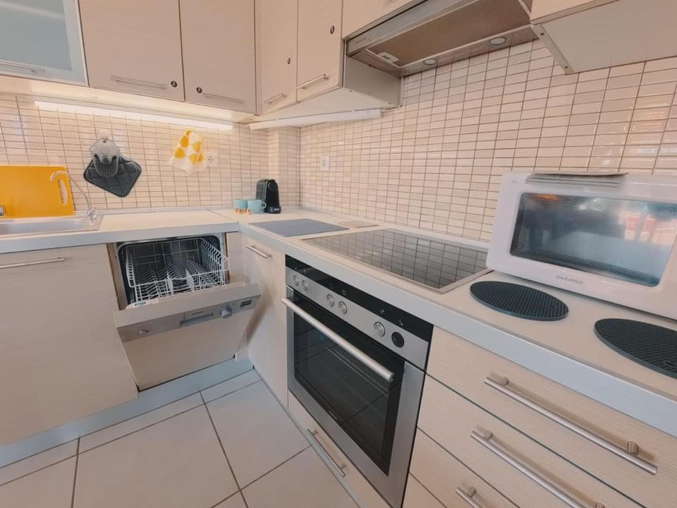 Coffee/tea facilities, dishwasher, microwave, oven, stove