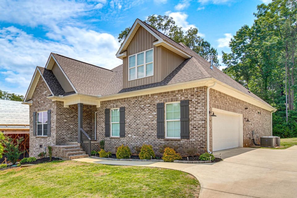 Huntsville Home Base w/ Yard + Patio! House in Huntsville