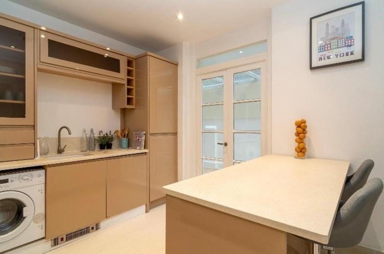 Central pad with Garden Oasis Apartment in City of Westminster