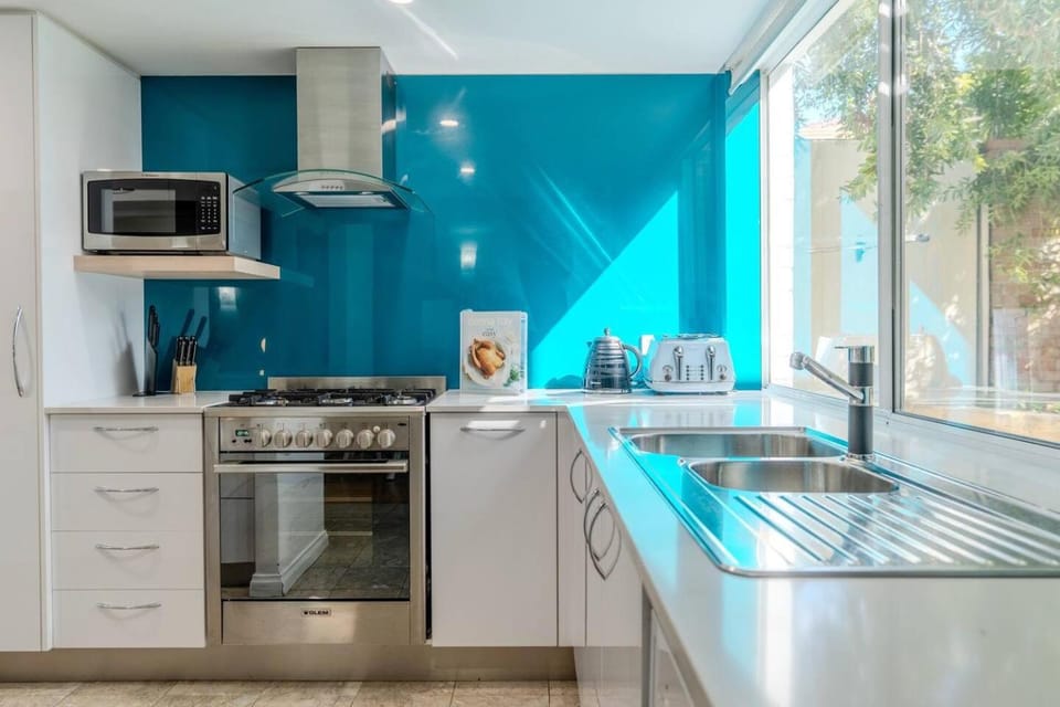 Coffee/tea facilities, Kitchen or kitchenette, dishwasher, oven, stove, toaster