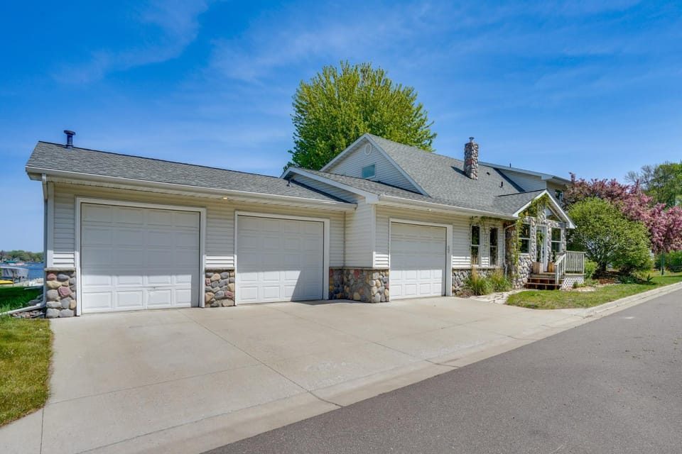 White Bear Lake Lakehouse w/ Dock & Paddleboards House in White Bear Lake