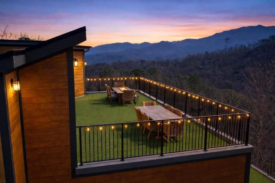 Luxury Estate 2 Cabins Sleeps 44 with Pool and View Cabin in Gatlinburg