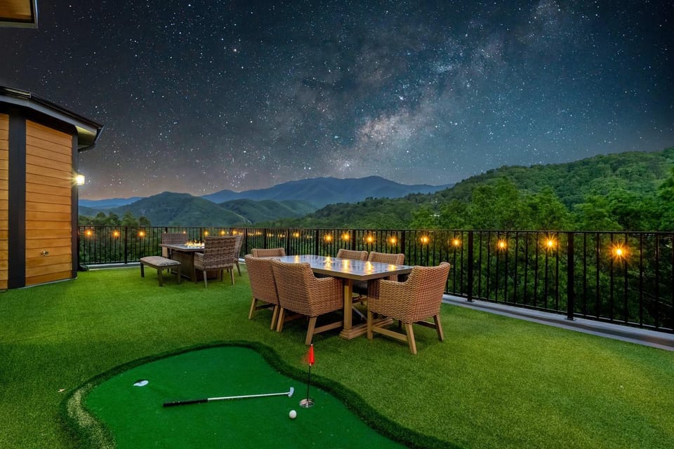 Luxury Estate 2 Cabins Sleeps 44 with Pool and View Cabin in Gatlinburg