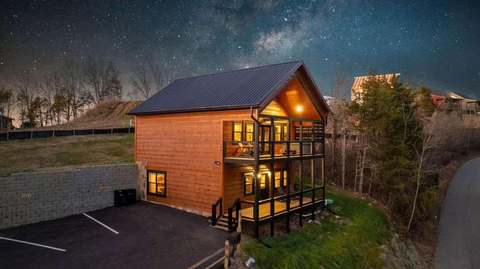 Large Group Near Dollywood - 2 Cabins 2 Hot Tubs Cabin in Pigeon Forge