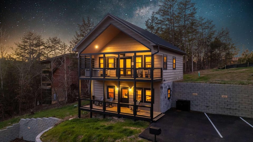 Large Group Near Dollywood - 2 Cabins 2 Hot Tubs Cabin in Pigeon Forge