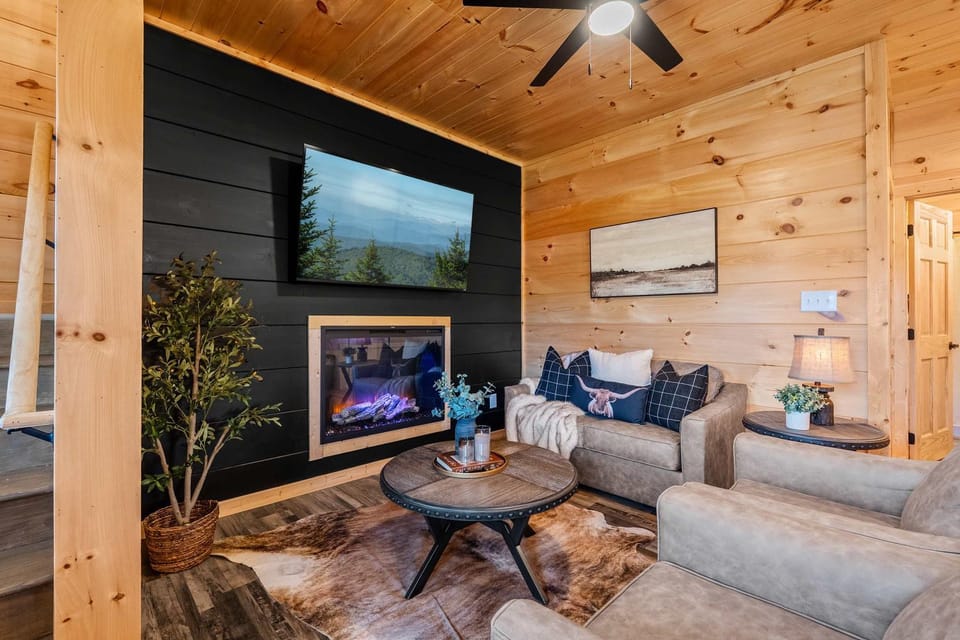 Close to PKWY - Quiet Cabin with Hot Tub & Game Room Cabin in Pigeon Forge