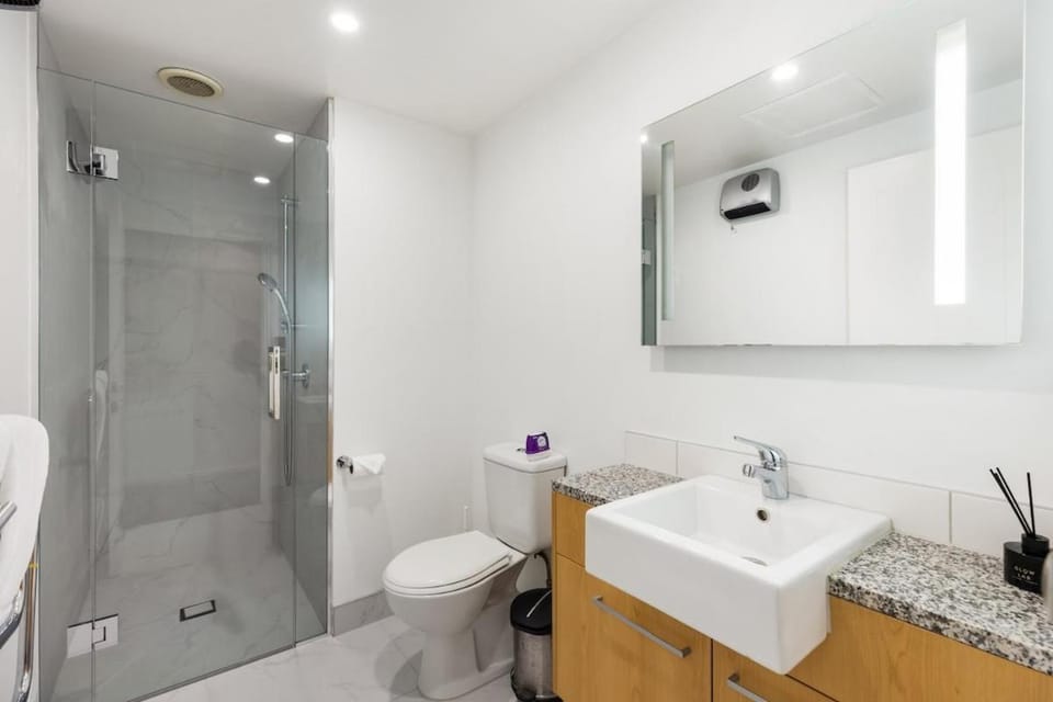 Shower, Toilet, Bathroom, towels