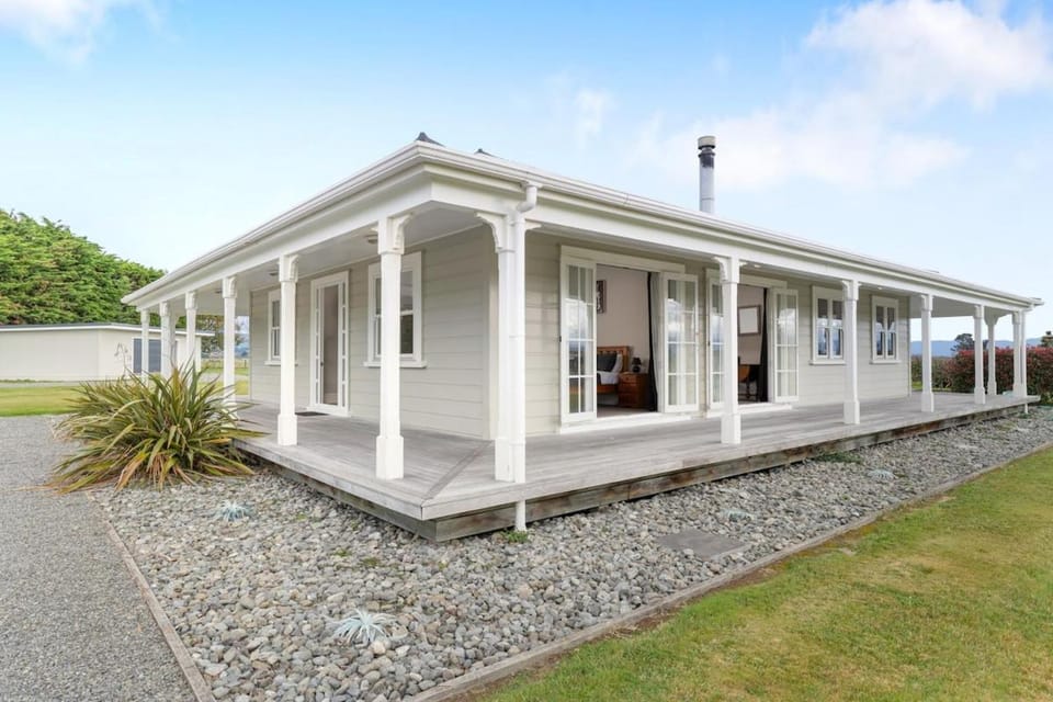 Ferry Road Country Retreat House in Martinborough
