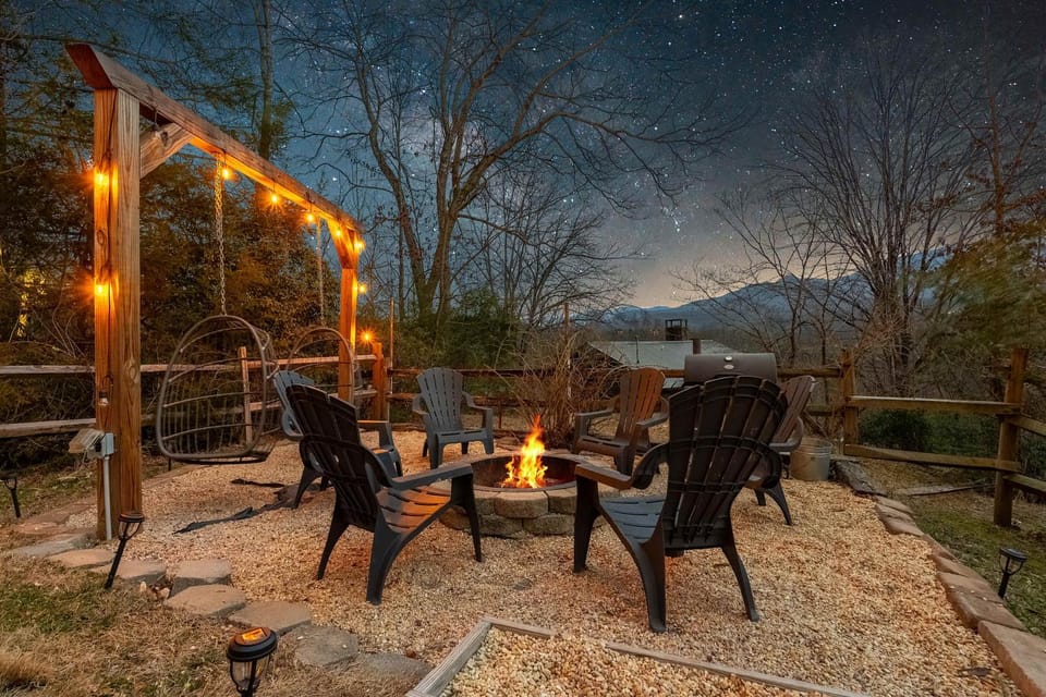 Multi Family Retreat Sleeps 24 - Downtown Gatlinburg House in Gatlinburg