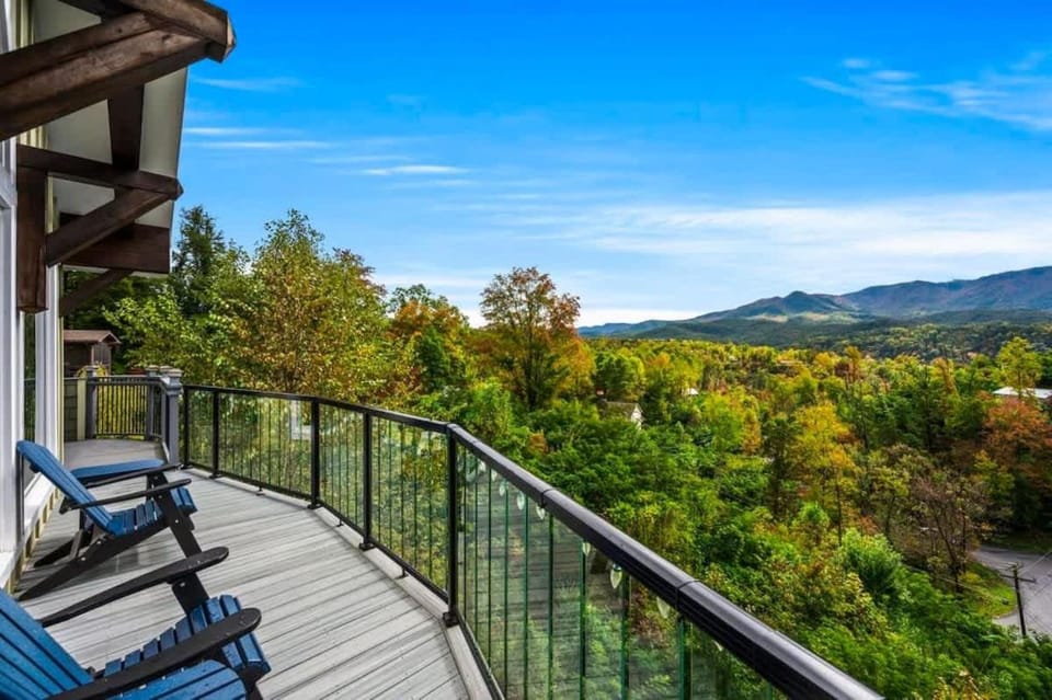 Multi Family Retreat Sleeps 24 - Downtown Gatlinburg House in Gatlinburg