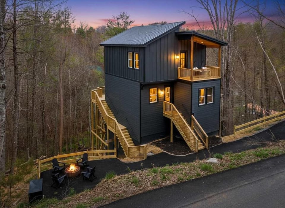 New Modern Gatlinburg Cabin with Fire Pit Hot Tub Cabin in Gatlinburg