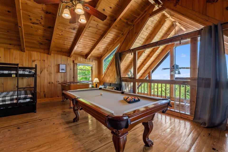 New 3BR with Incredible Views Hot Tub and Game Loft House in Gatlinburg