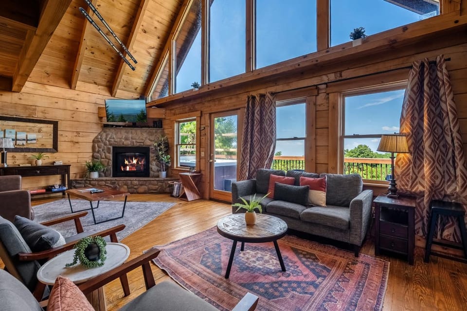 New 3BR with Incredible Views Hot Tub and Game Loft House in Gatlinburg