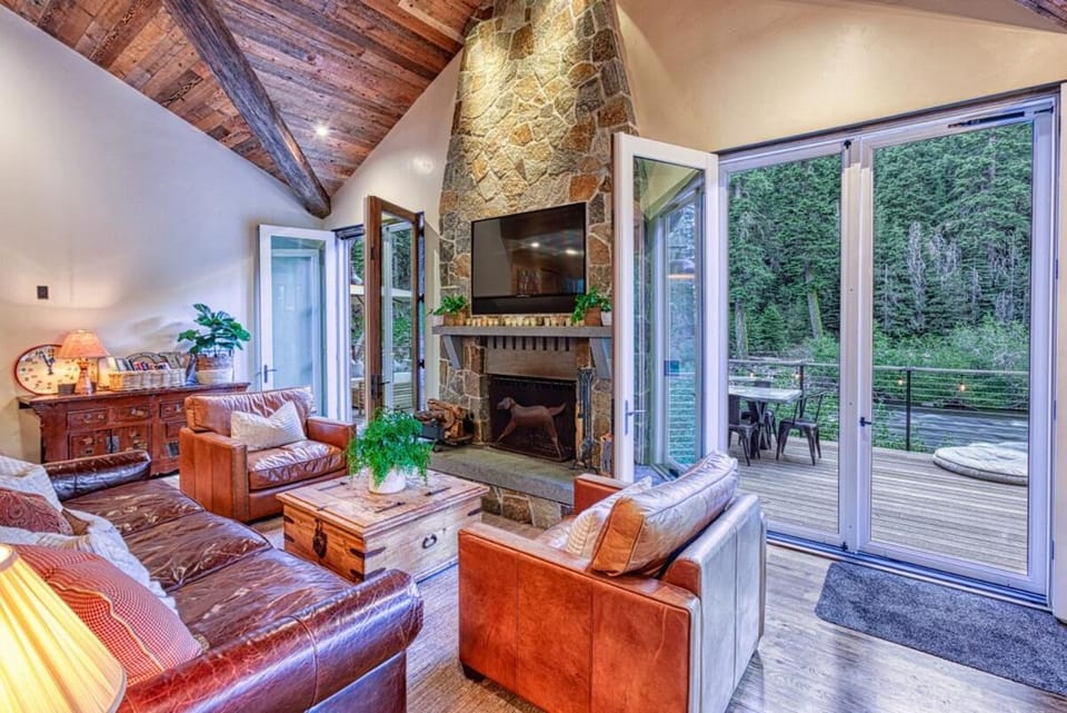 TV and multimedia, Living room, fireplace