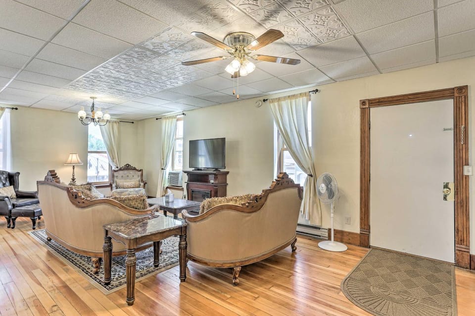 Black Hills Basecamp: 2 Historic Dtwn Custer Apts Apartment in Custer