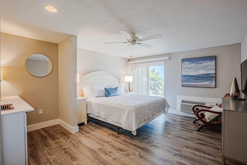 Waterfront 2-Bedroom Condo in Panama City House in Highway 30A Florida Beach
