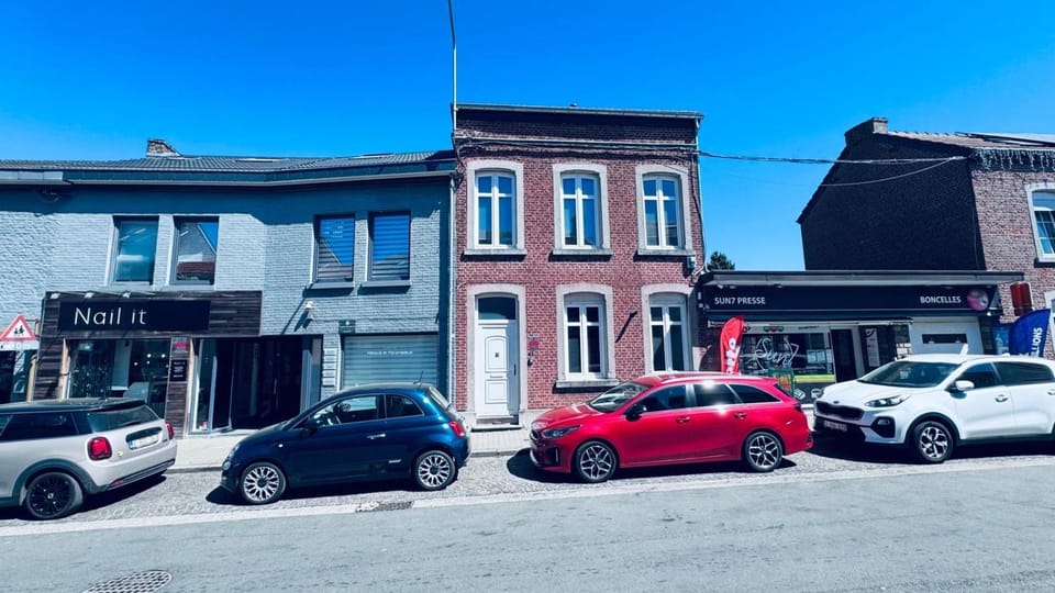 Property building, Neighbourhood, Location