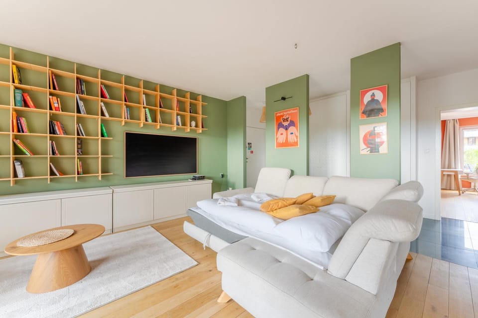 TV and multimedia, Living room, Seating area, Evening entertainment