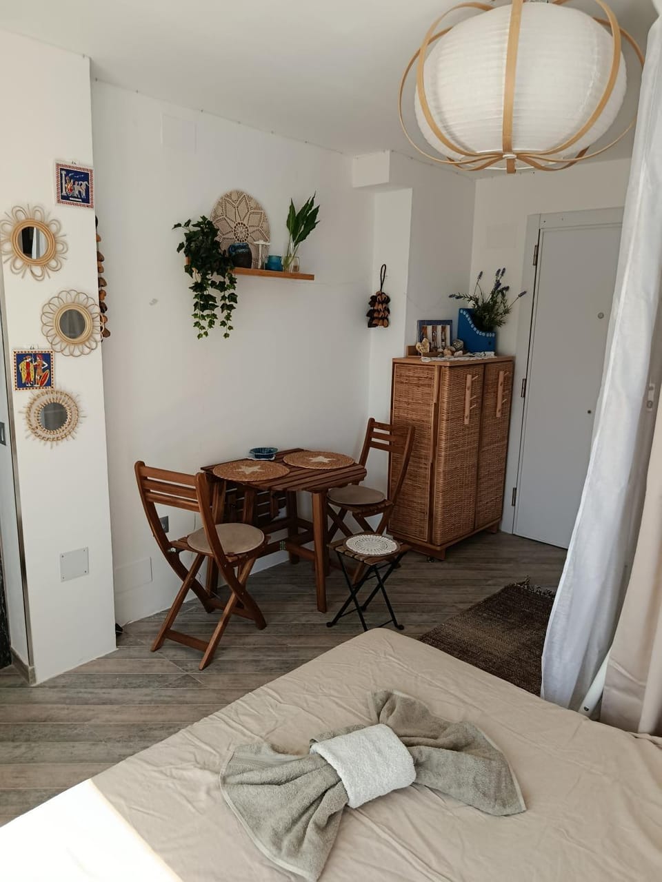 Photo of the whole room, Dining area
