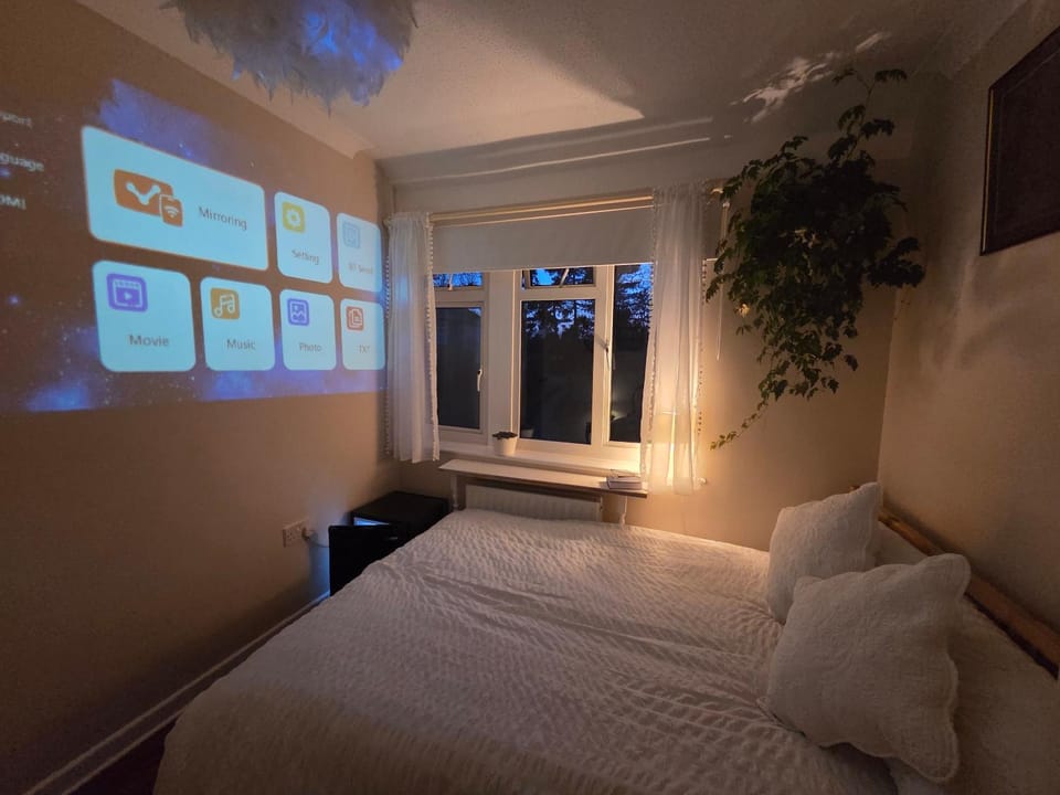 A Premium Academic Room, Parking, Girton College Walk Bed and Breakfast in Cambridge