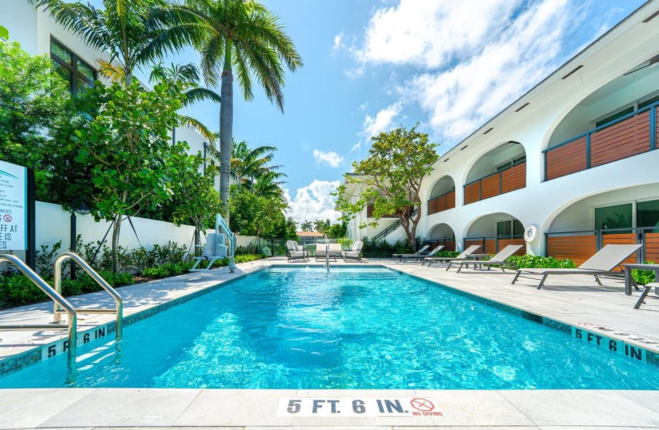 Day, Swimming pool, sunbed