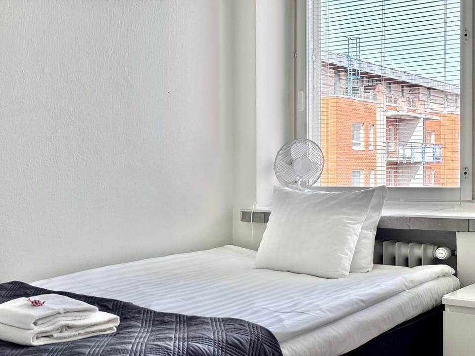 Bed, towels