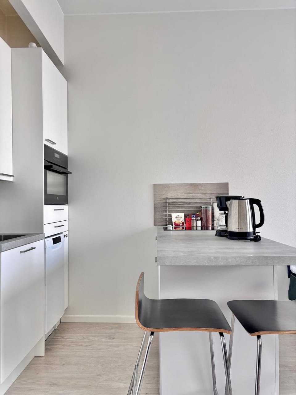 Coffee/tea facilities, Kitchen or kitchenette, oven, stove