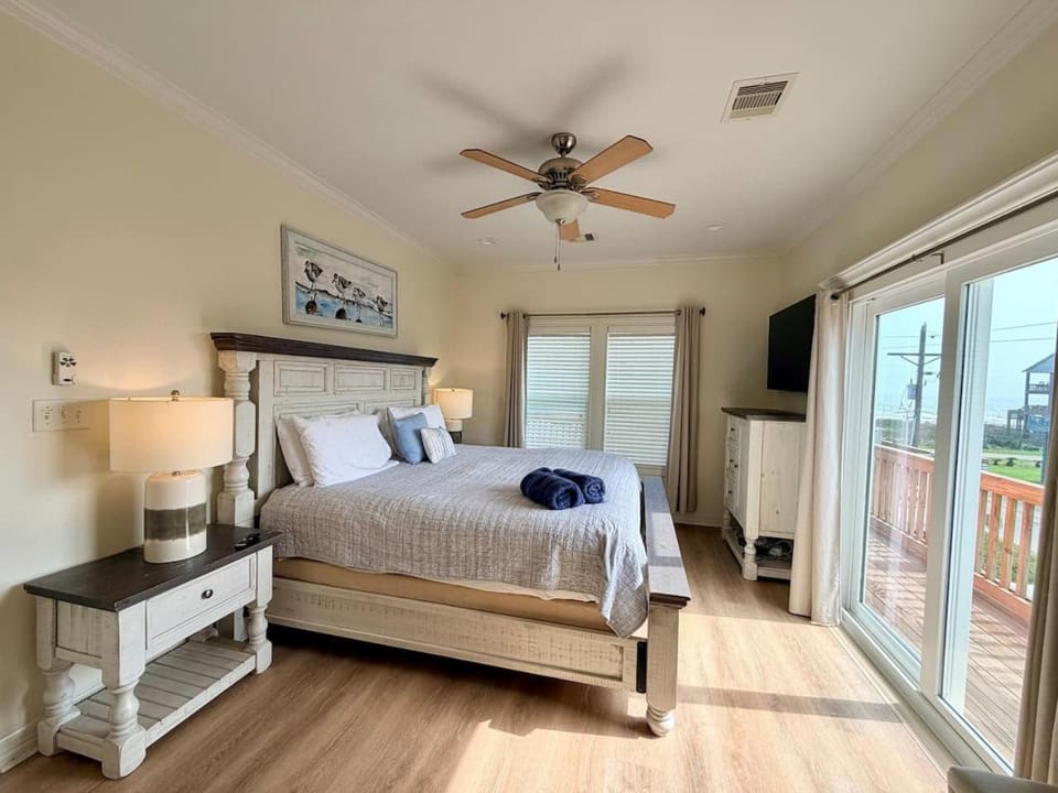 Bed, TV and multimedia, Photo of the whole room, Bedroom, towels