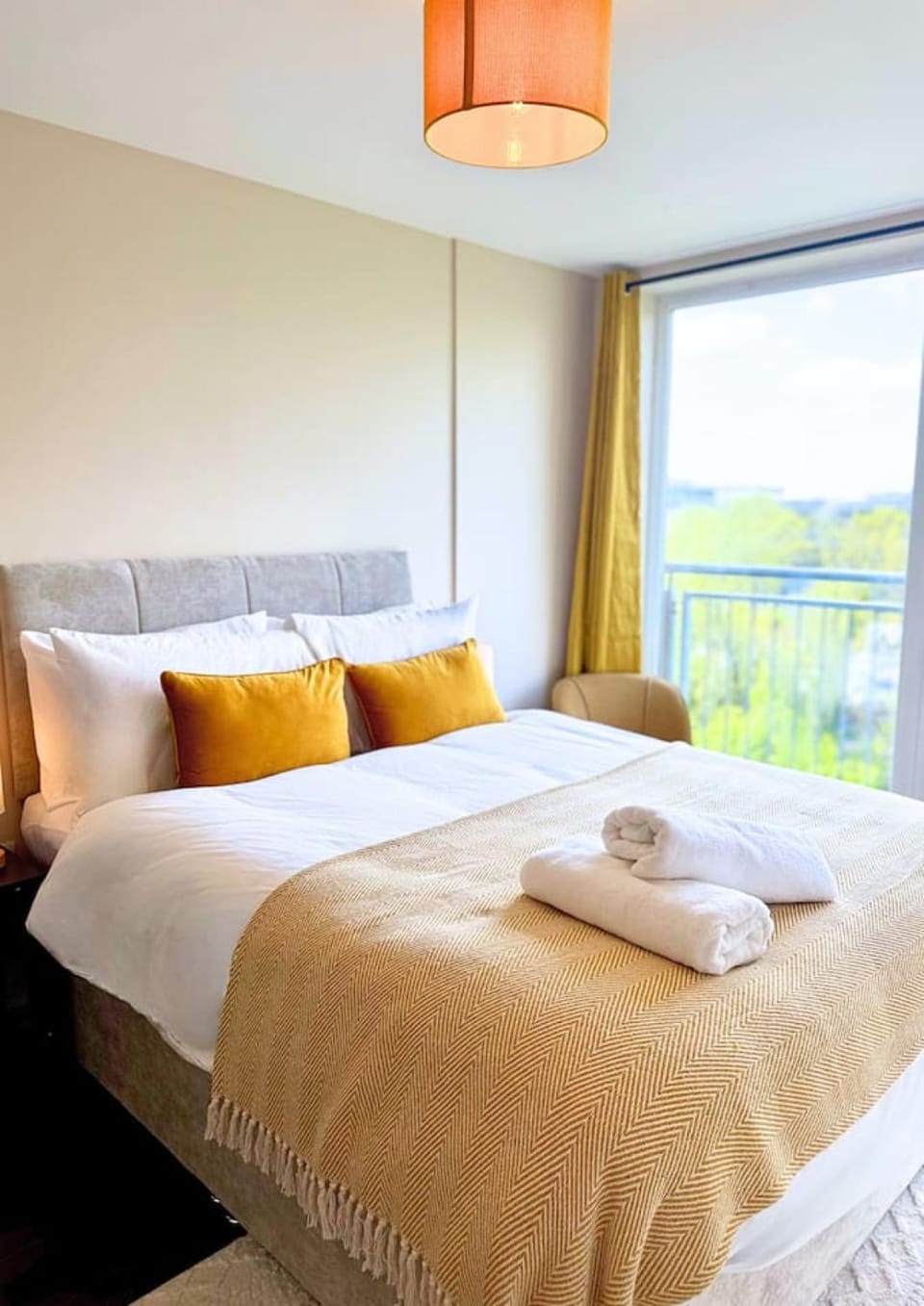 The Wooldridge 2BR A30 M25 M3 M4 Heathrow Parking Apartment in London Borough of Hounslow