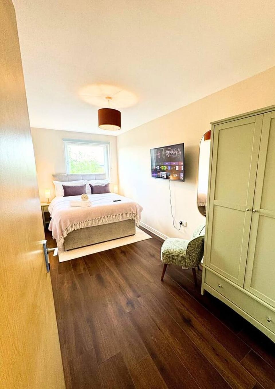 The Wooldridge 2BR A30 M25 M3 M4 Heathrow Parking Apartment in London Borough of Hounslow